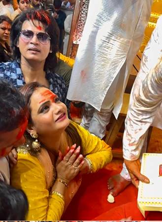 Actor Mukesh J Bharti And Producer Manju Bharti Seek Blessings At The  Lalbaugcha Raja